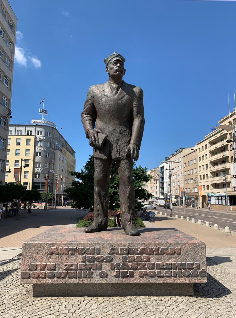 Antoni Abraham Monument